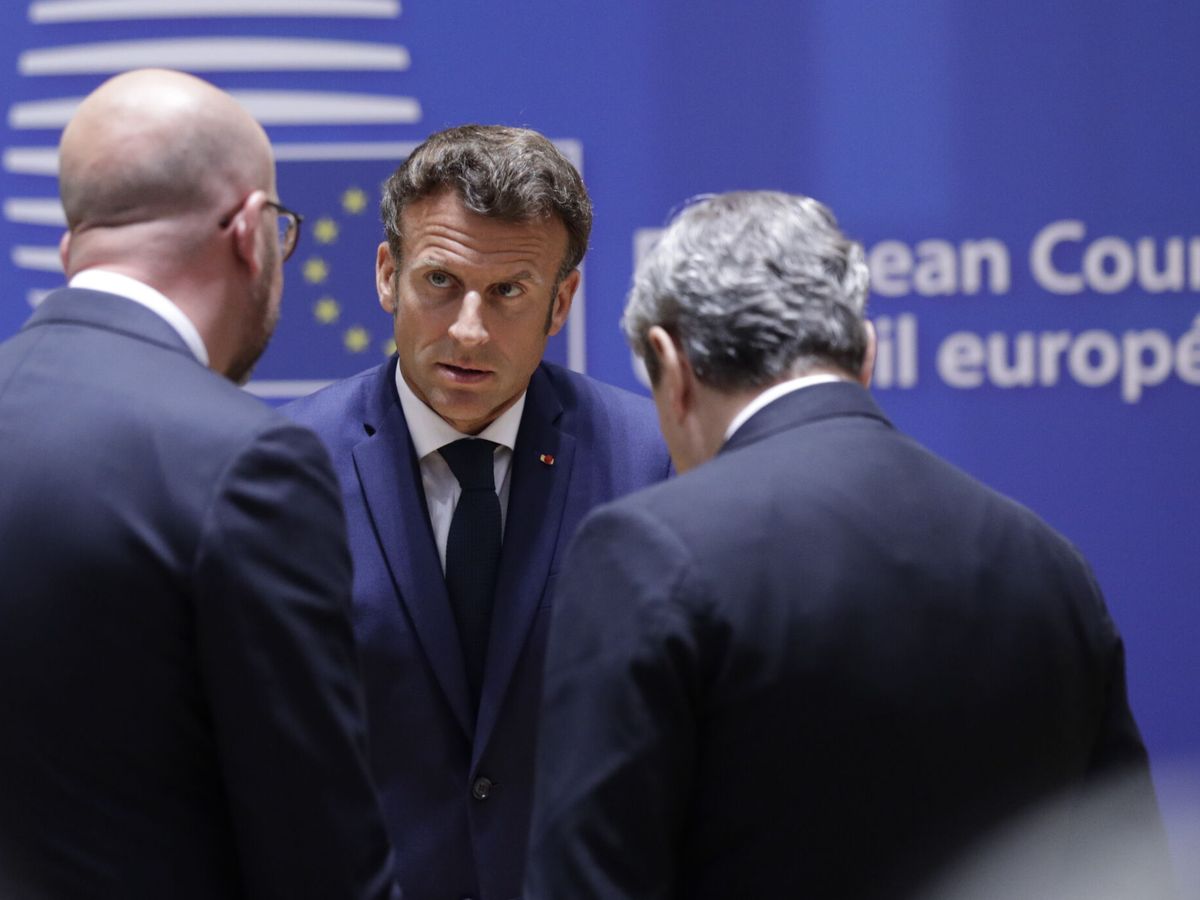 Foto: El presidente francés Emmanuel Macron charla con el presidente del Consejo Europeo y el primer ministro italiano. (EFE)