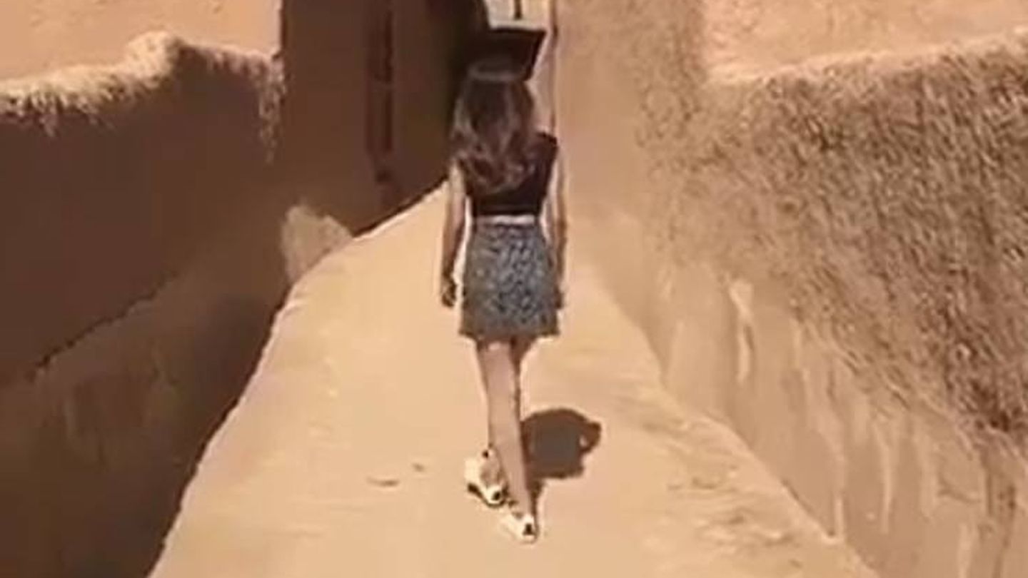 Imagen del vídeo en el que la joven pasea en minifalda y camiseta corta. 