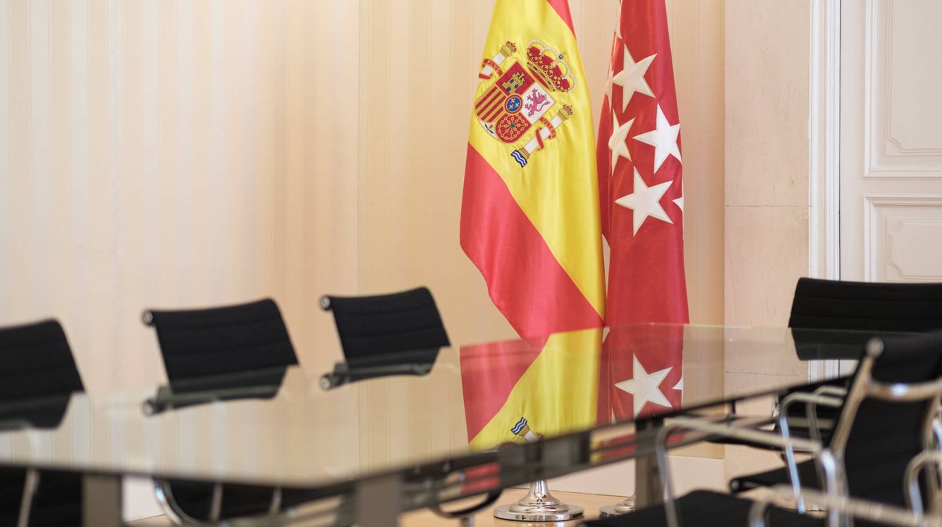 La bandera de España y de la Comunidad de Madrid en la Real Casa de Correos. (S. B.)
