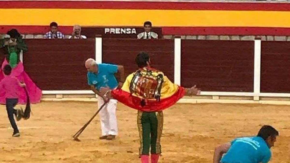 El torero Juan José Padilla luce una bandera franquista en  Jaén