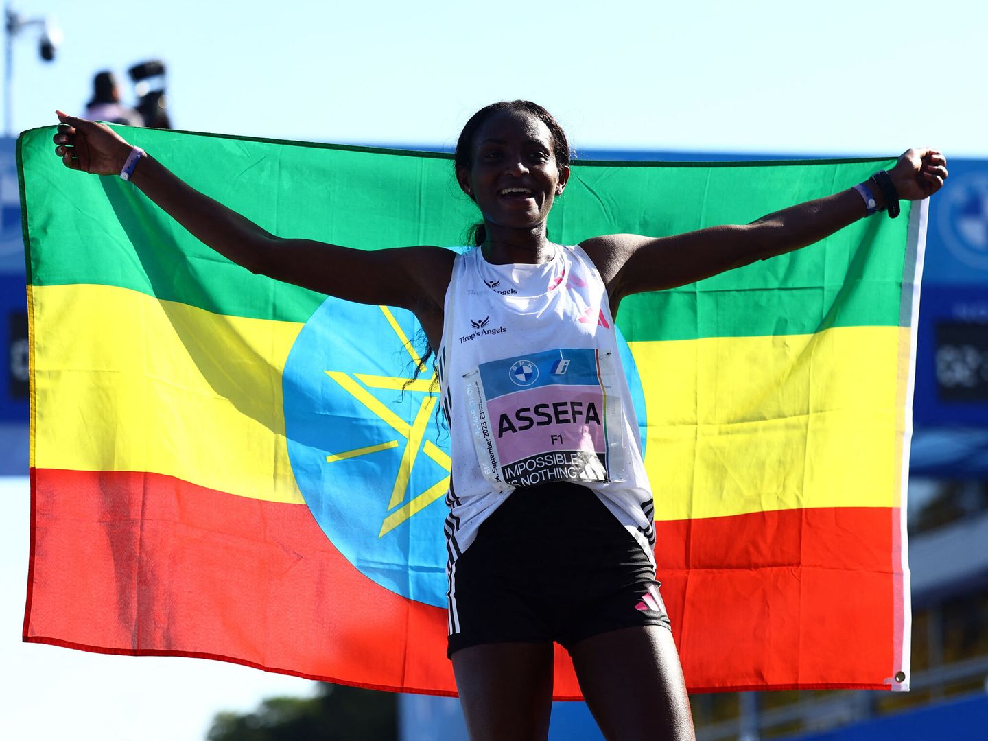 Tigist Assefa celebra su victoria en la Maratón de Berlín. (Reuters/Lisi Niesner)