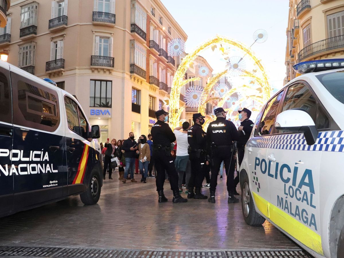 Foto: Policías locales y nacionales, en un dispositivo en Málaga capital. (EFE)