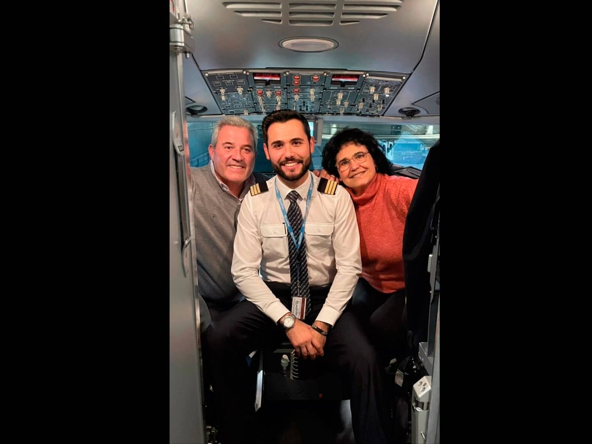El bonito homenaje de un piloto a sus padres cuando volaron con él por  primera vez