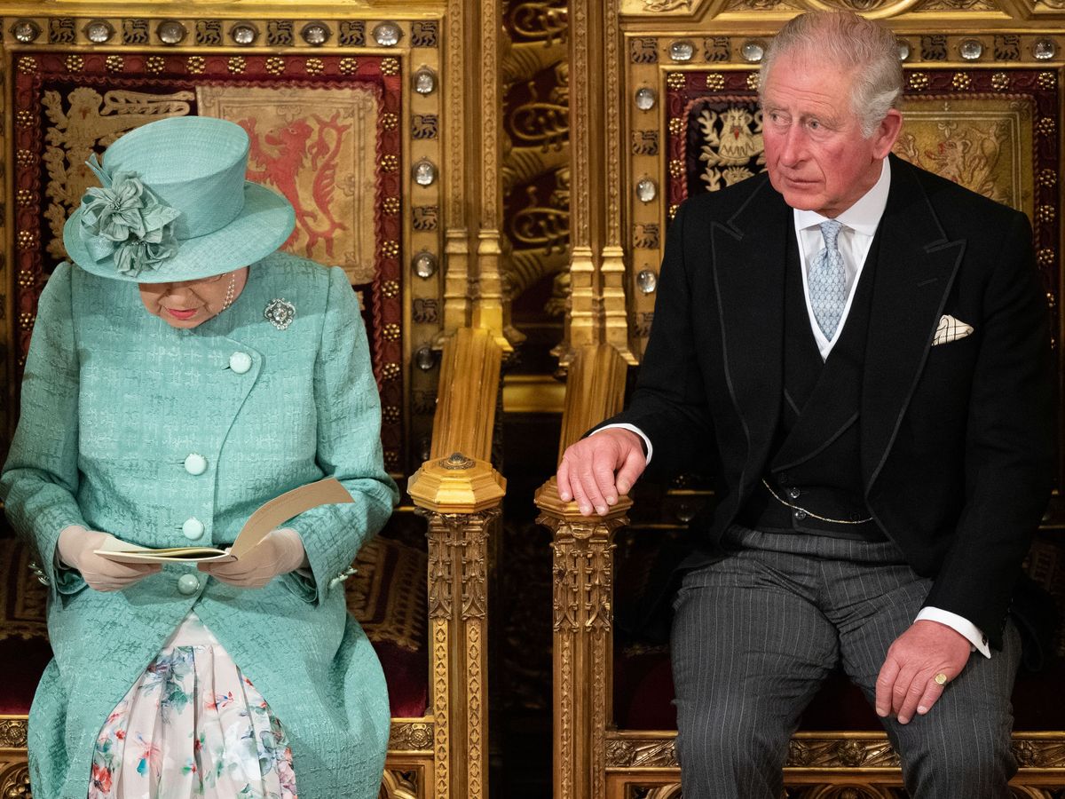 Foto: El príncipe Carlos y la reina Isabel, el pasado diciembre. (Reuters)