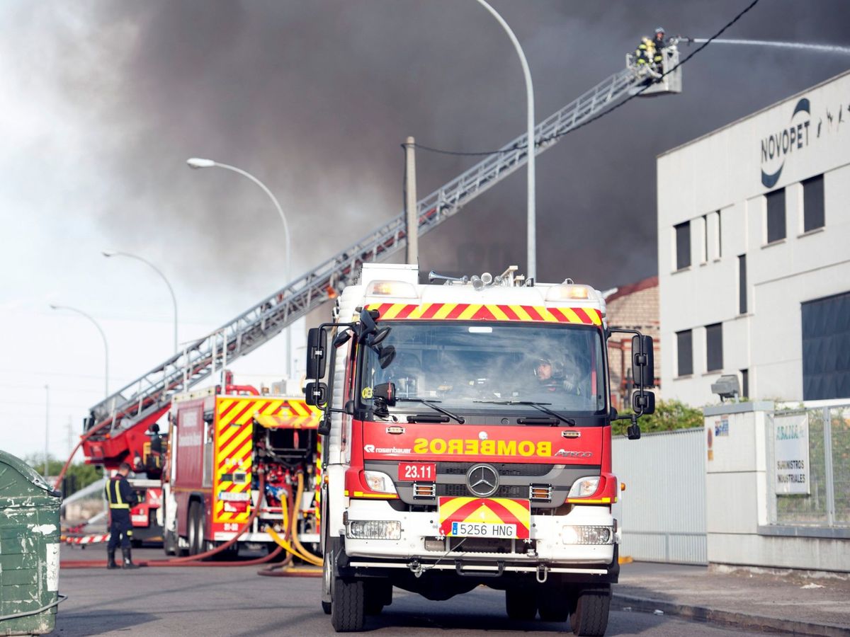 Foto: Un camión de bomberos en una imagen de archivo. (EFE/Diego Pérez Cabeza)