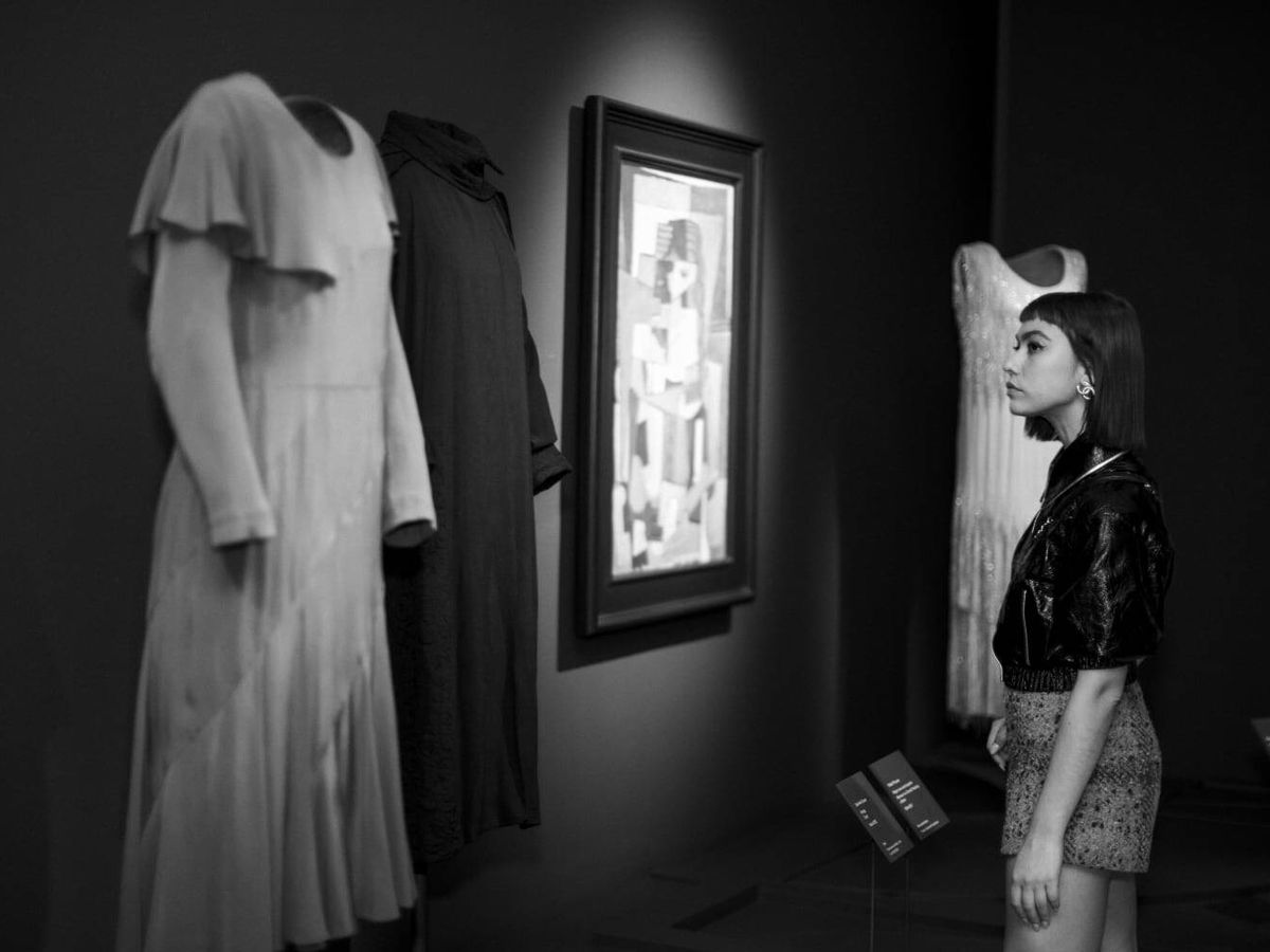 Foto: Greta Fernández en la exposición (Chanel)