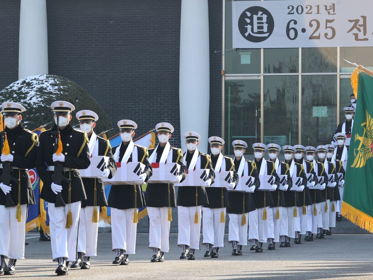 Foto: Ceremonia de recuerdo a los soldados caídos en la guerra de Corea, celebrado en Seúl. (EFE)