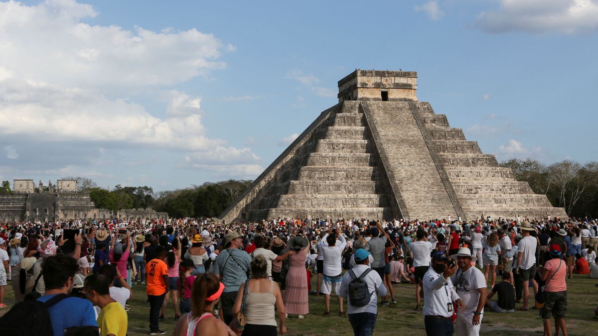 Una multitud increpa a una turista tras subirse al Castillo de Chichén Itzá sin permiso 