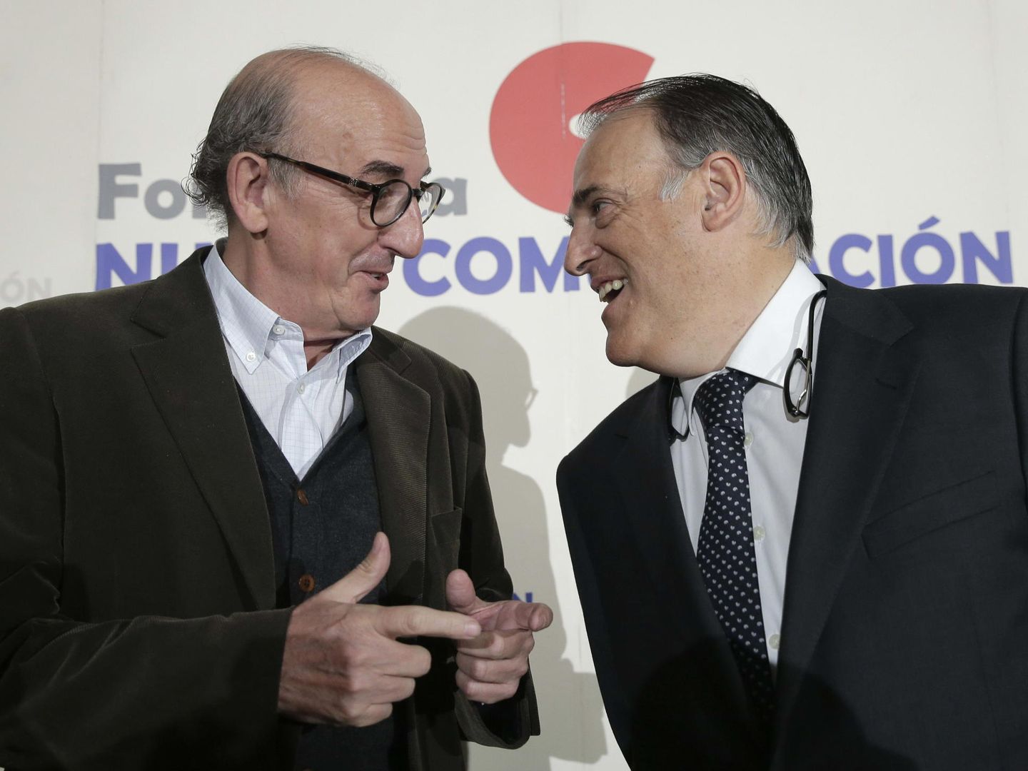El socio de Mediapro Jaume Roures y el presidente de la Liga de Fútbol Profesional, Javier Tebas. (EFE)