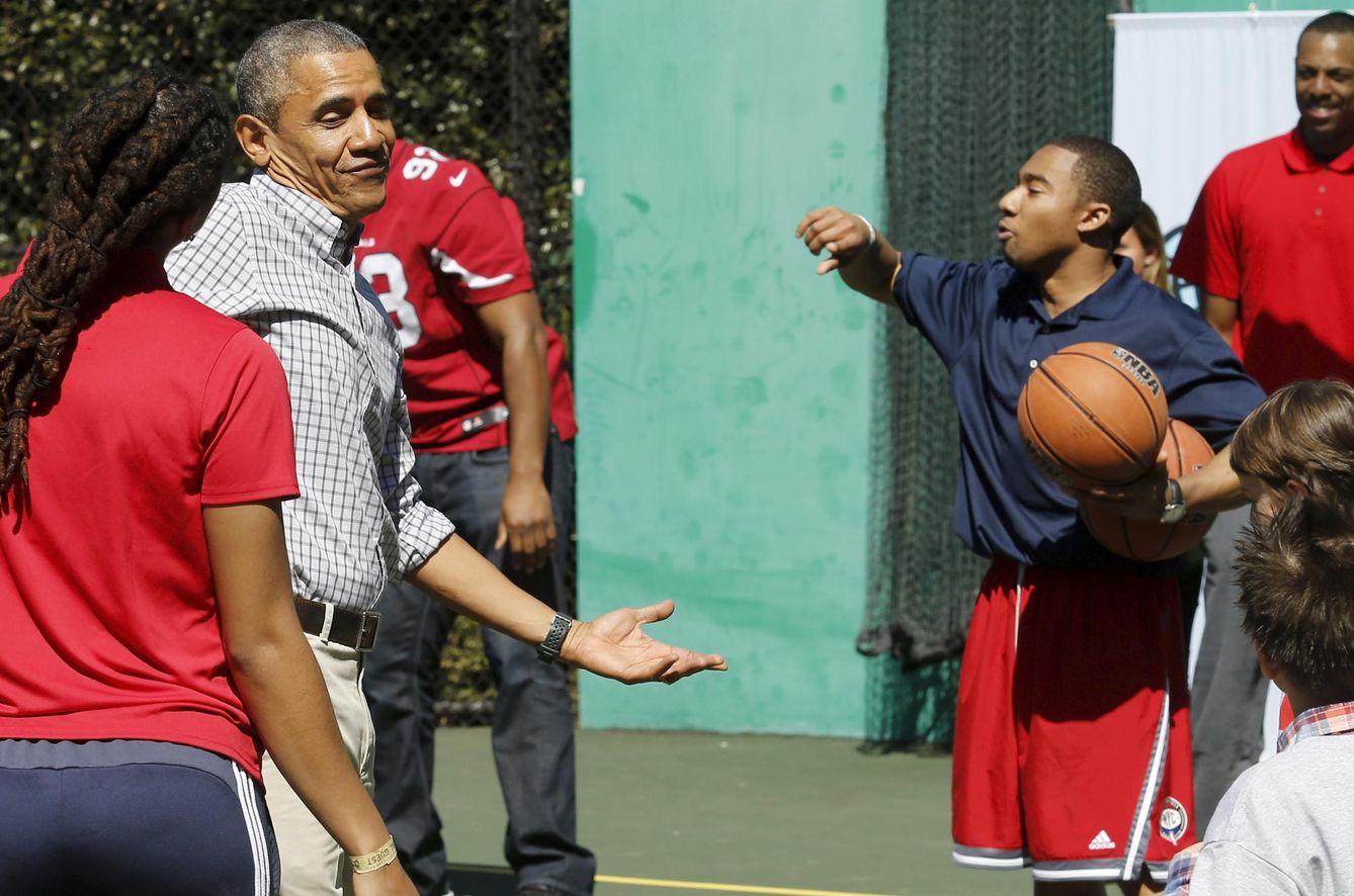 Obama juega a baloncesto junto a varios jóvenes en las instalaciones de la Casa Blanca durante la jornada de Pascua de 2015. (Reuters)