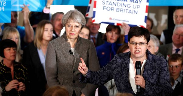 Foto: Ruth Davidson, líder de los conservadores escoceses, junto a la 'premier' Theresa May. (Reuters) 