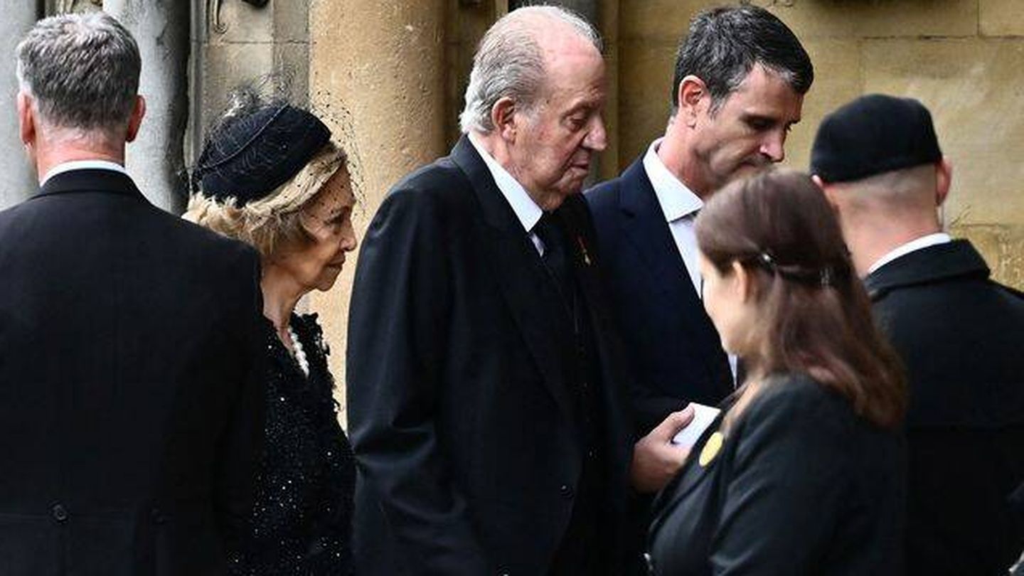  El rey Juan Carlos y la reina Sofía, a su llegada a Westminster. (Reuters)