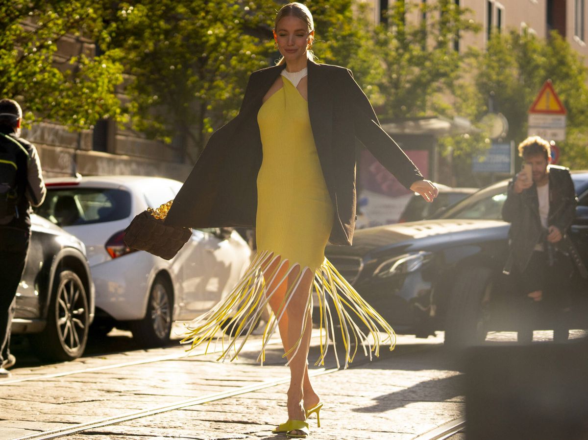 Foto: Descubre cómo combinar una americana con vestidos según las expertas del street style. (Imaxtree)