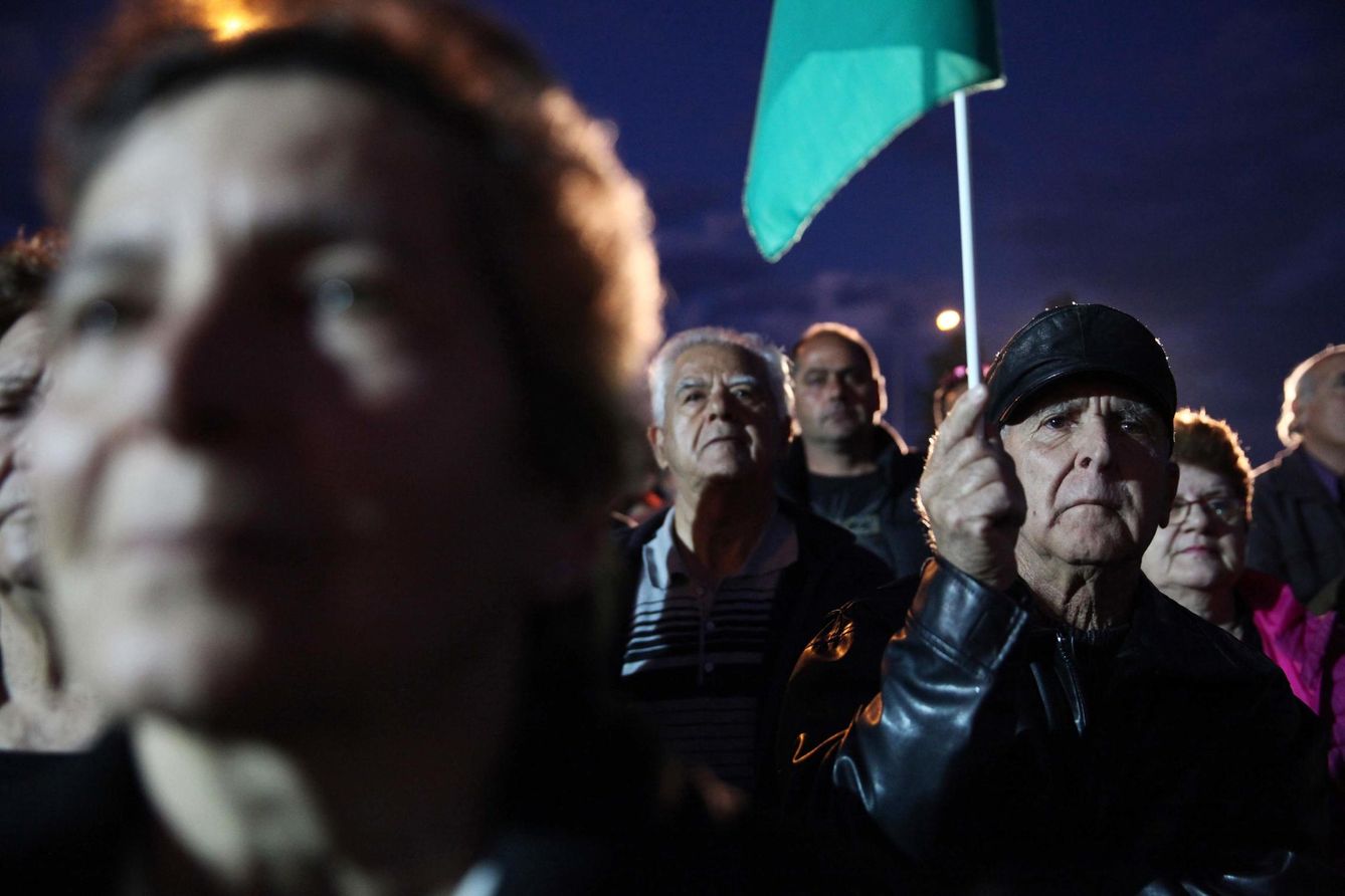 Griegos durante una manifestación contra las medidas de austeridad en Nicosia (Reuters).