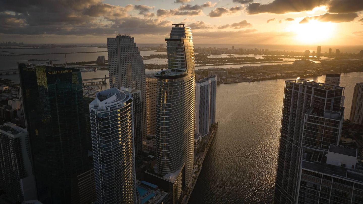 El edificio ofrece panorámicas sobre el Atlántico, el río Miami y el perfil de la ciudad.