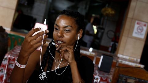 Esta moda refleja el 'boom' de las redes en Cuba: La gente se conecta como sea