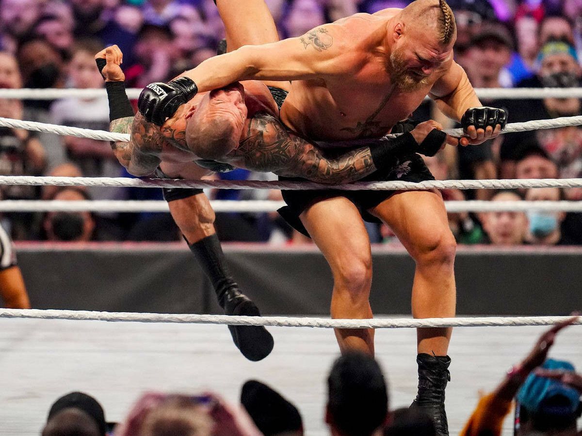 Foto: El luchador (y ex de la UFC) Lesnar trata de eliminar a Randy Orton. (WWE)
