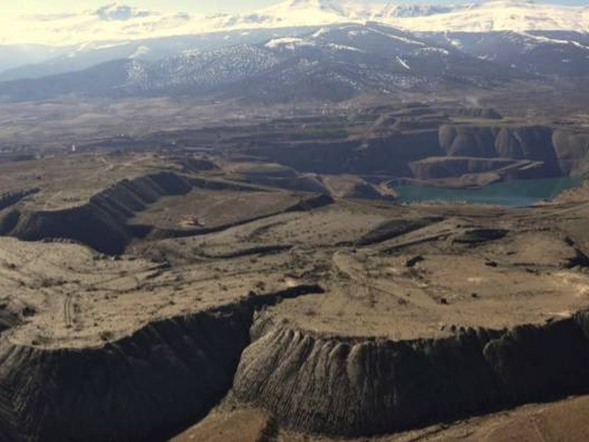 Foto: Imagen de los terrenos mineros con Sierra Nevada al fondo. (Minas de Alquife)