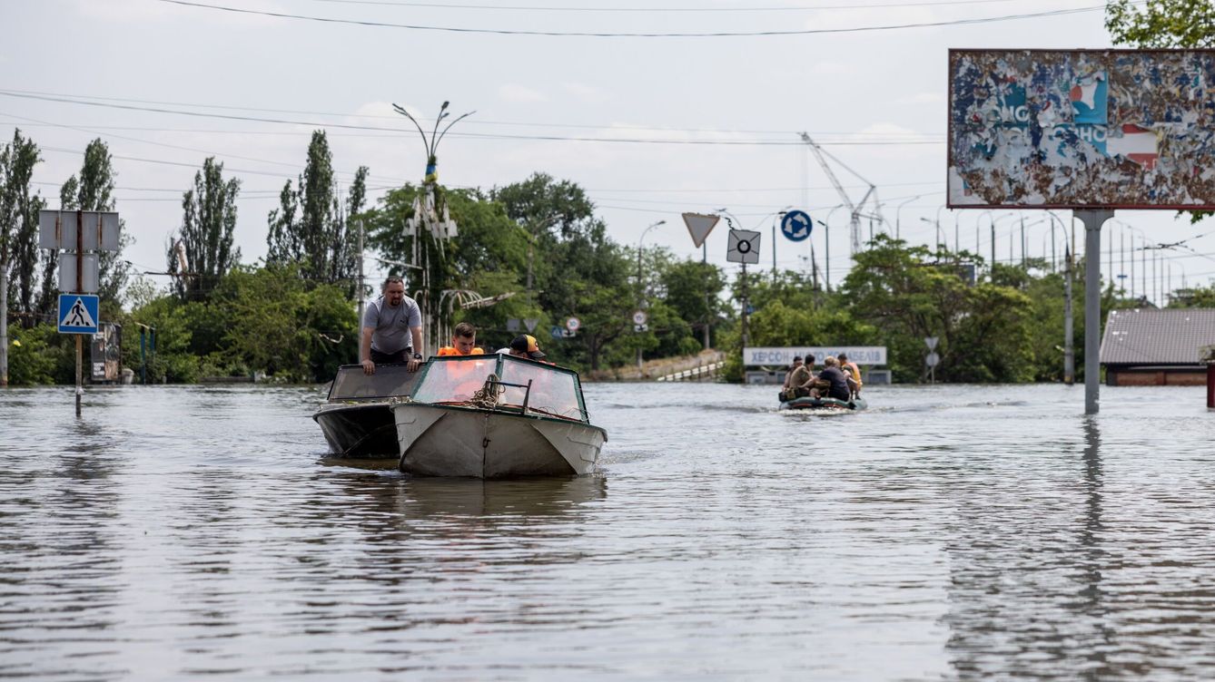 Foto: Inundaciones tras la destrucción de la presa. (EFE/Stas Kozliuk)