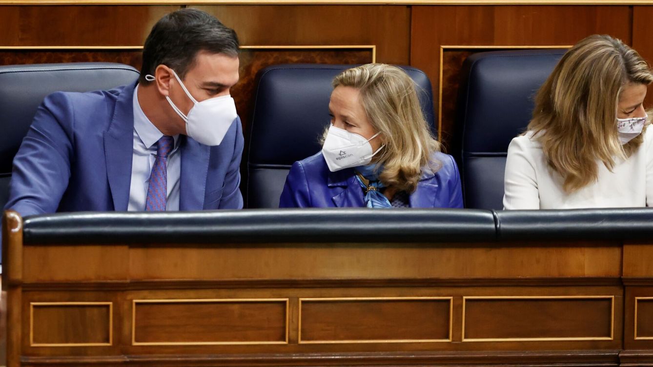 Foto: Sánchez, Calviño y Díaz, en el Congreso. (EFE/Javier Lizón)
