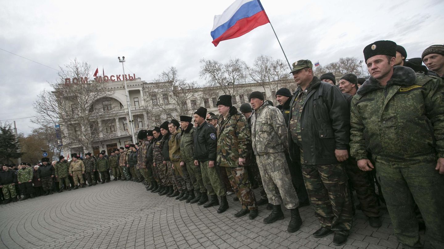 Voluntarios de Crimea que pretenden ayudar a la Policía local de Sebastopol (Reuters).