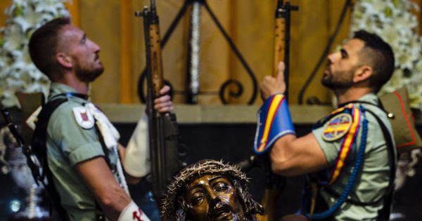 Foto: Legionarios realizan la guardia de Honor al Santísimo Cristo de la Buena Muerte (EFE)