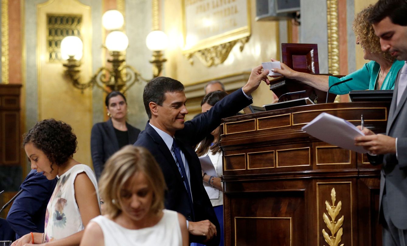 Pedro Sánchez vota en urna durante el pleno de constitución del Congreso de la XII Legislatura, el pasado martes. (Reuters)