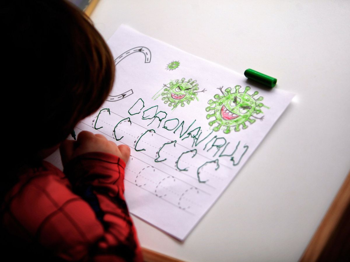 Foto: Una niña dibuja una representación del coronavirus. (EFE)