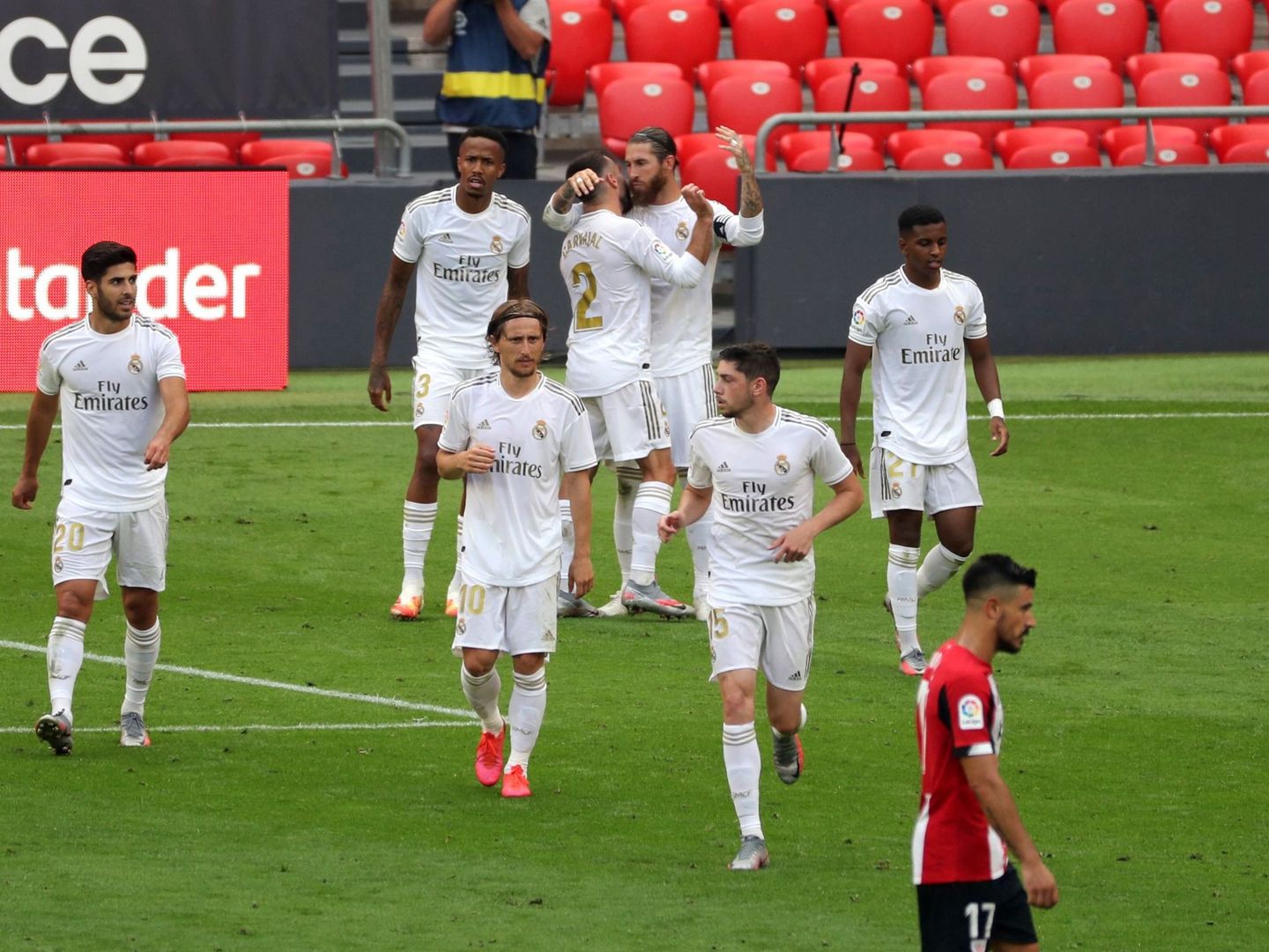 Los jugadores celebran con Ramos el gol de penalti que les adelantaba en el marcador. (EFE)