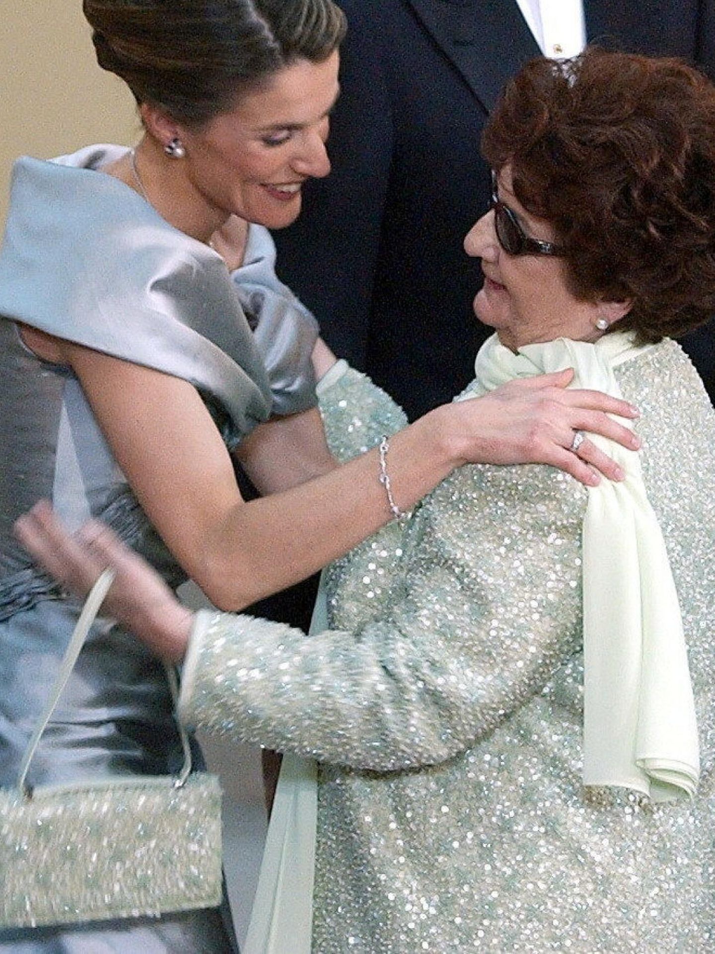 La reina Letizia abrazando a su abuela,  Enriqueta Rodríguez, durante la recepción previa a su boda en 2004. (EFE/Bernardo Rodríguez)