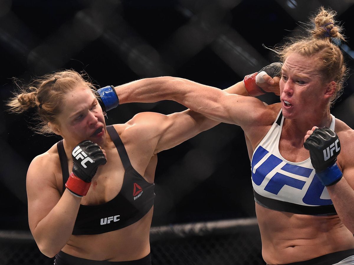 Foto: Ronda Rousey (i) contra Holly Holm en UFC 193, celebrado en noviembre de 2015. (USA TODAY Sports)