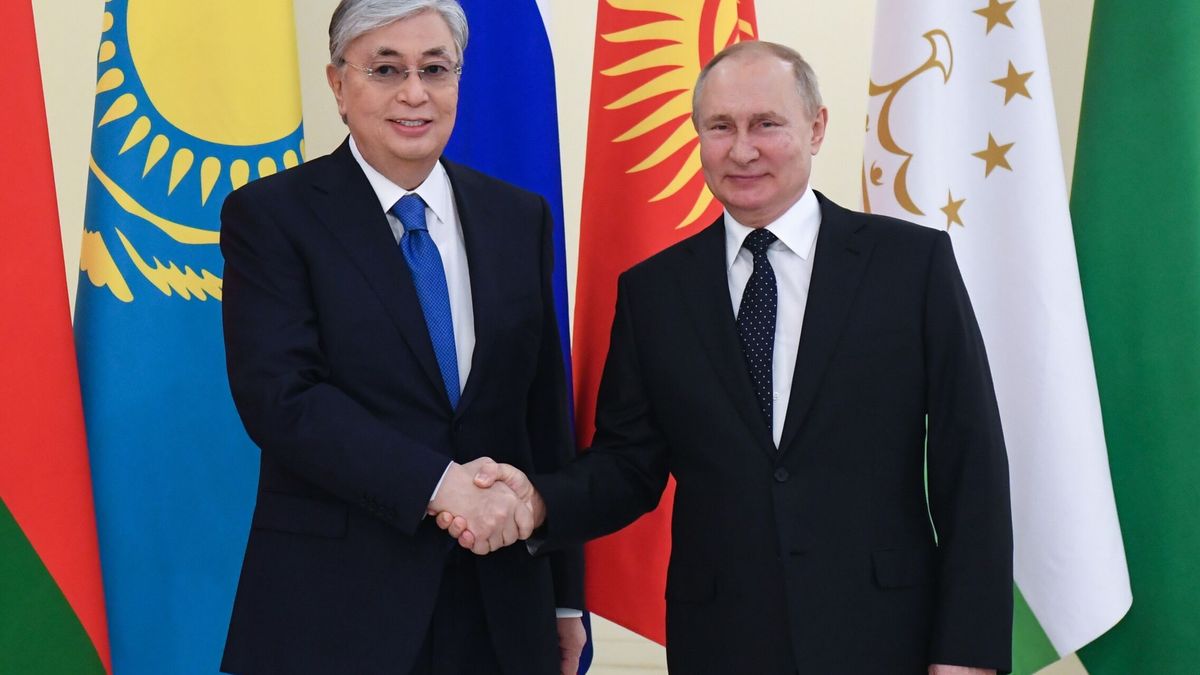 Putin negocia con el presidente Tokayev una cumbre regional para abordar la crisis kazaja