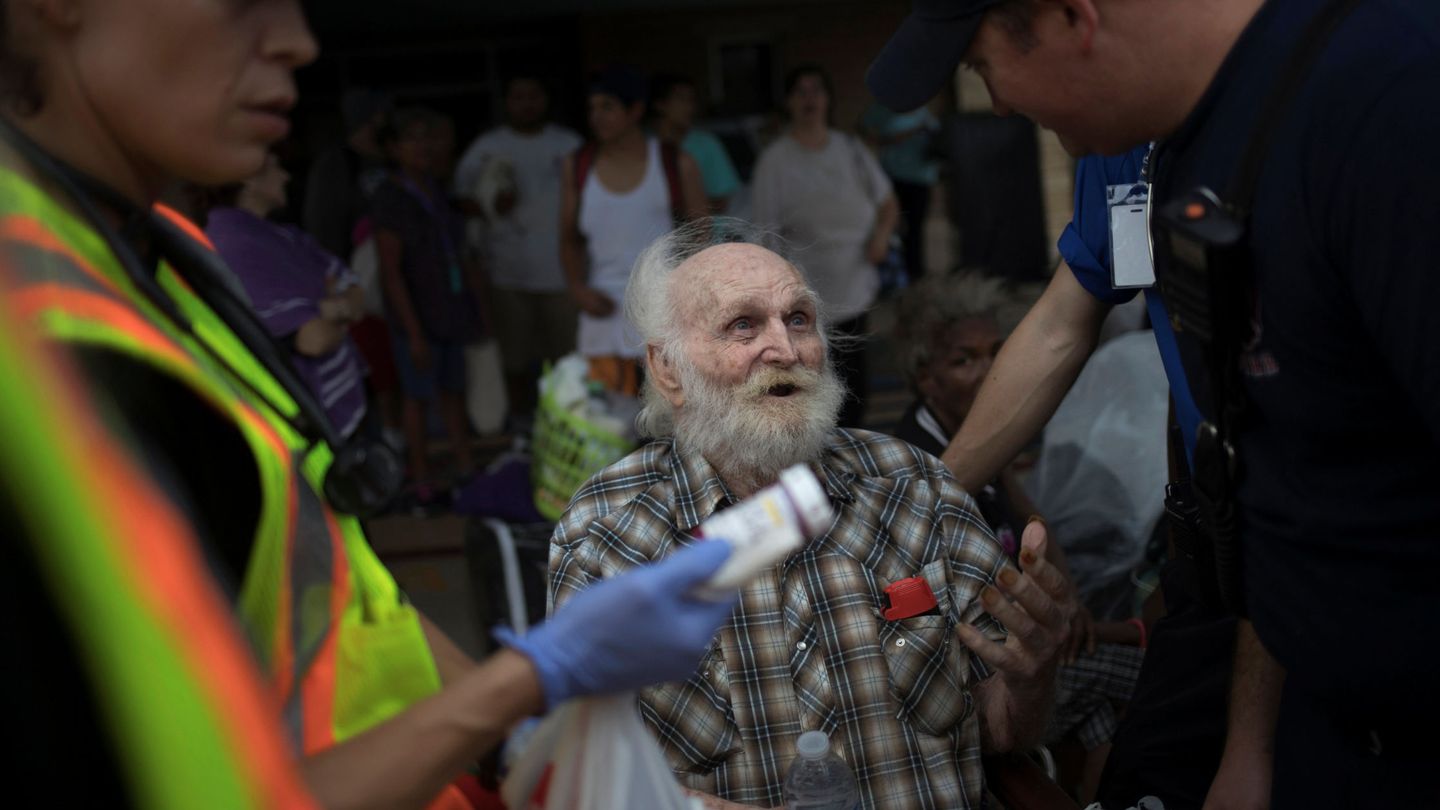 Un residente de Rockport recibe asistencia médica tras el desastre. (Reuters)