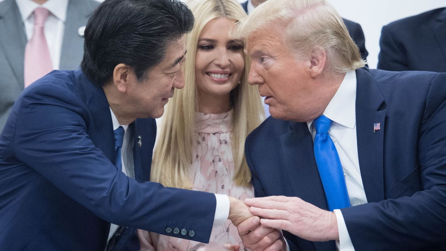 Donald Trump saluda a Shinzo Abe en presencia de Ivanka. (Reuters)