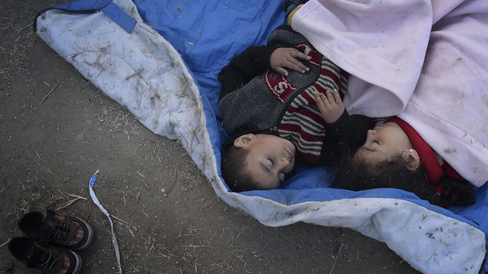 Foto: Dos refugiados en Macedonia. (EFE)
