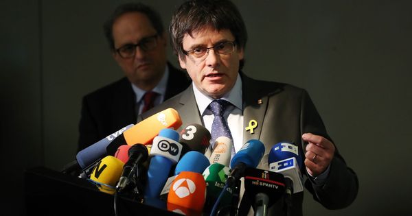 Foto: El expresidente catalán Carles Puigdemont da una rueda de prensa en presencia de su sucesor. (EFE)
