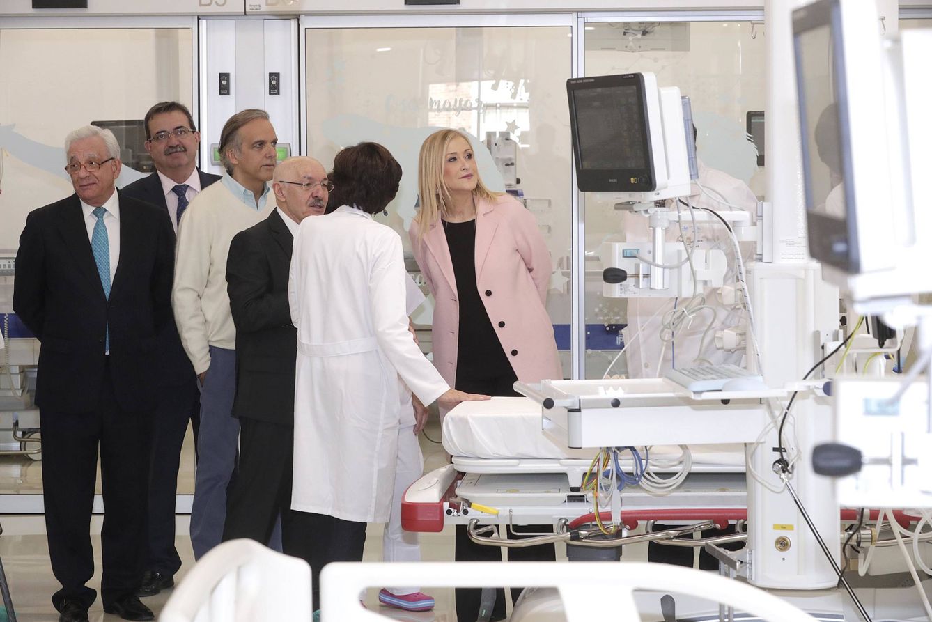 La presidenta de la Comunidad de Madrid, Cristina Cifuentes, con Paco Arango y otros directivos del Hospital Niño Jesús. (EC)