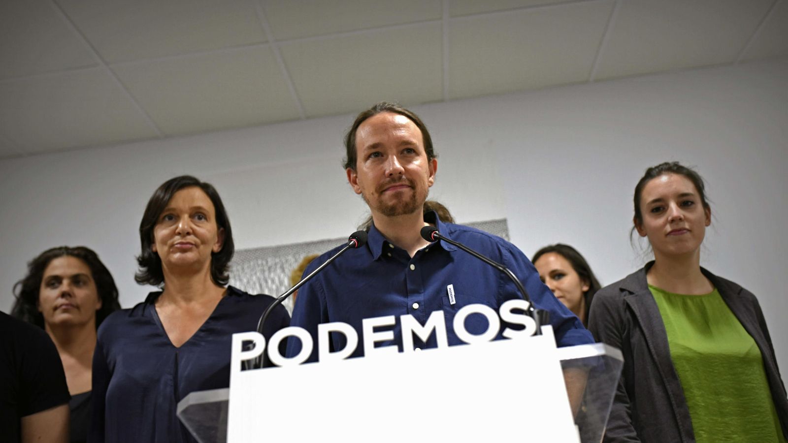 Foto: El secretario general de Podemos, Pablo Iglesias, rodeado del núcleo duro del partido durante la noche electoral del 27-S. (EFE)