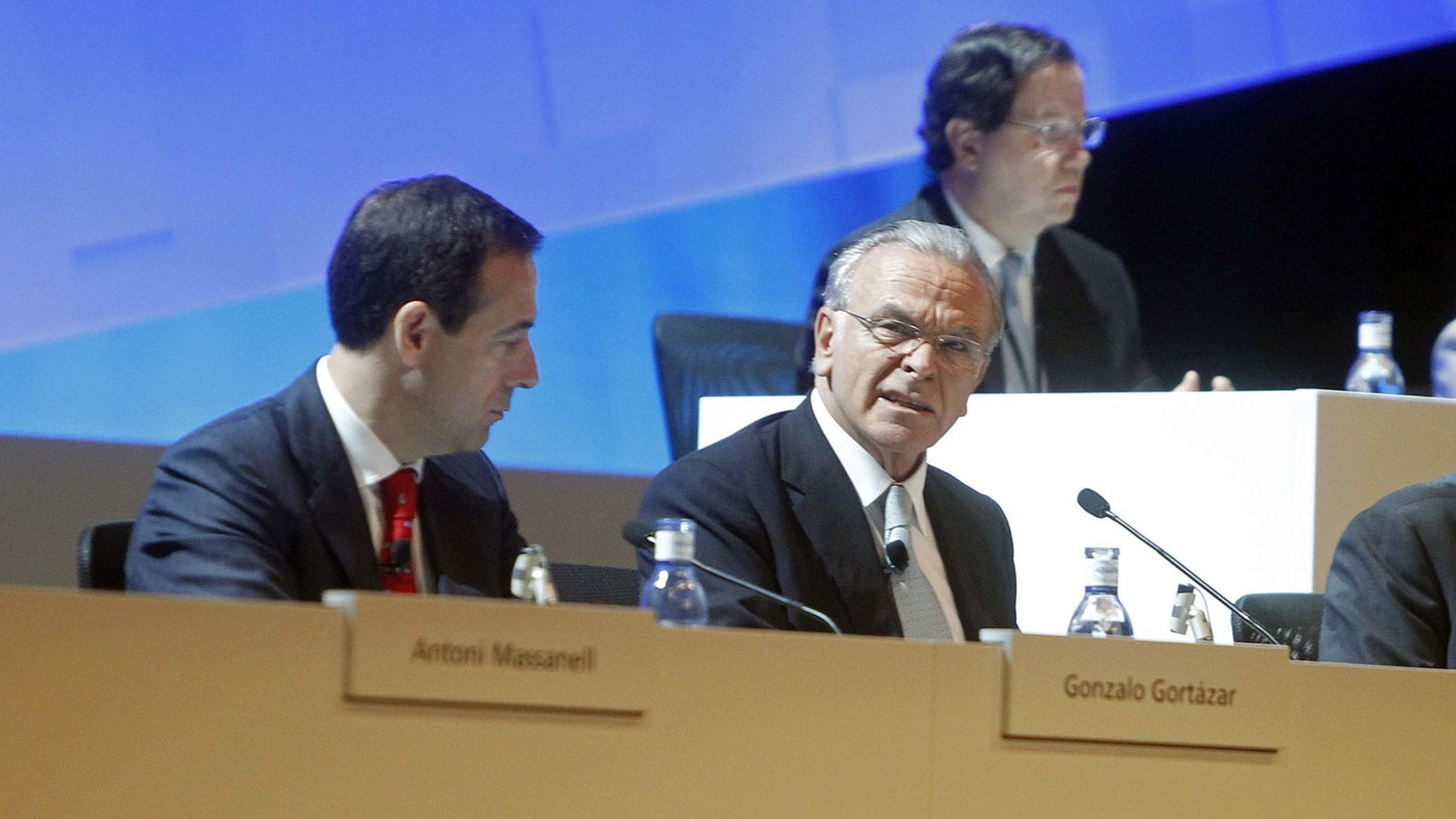 Foto: El presidente de CaixaBank, Isidre Fainé (d), y el consejero delegado de CaixaBank, Gonzalo Gortázar. (EFE)