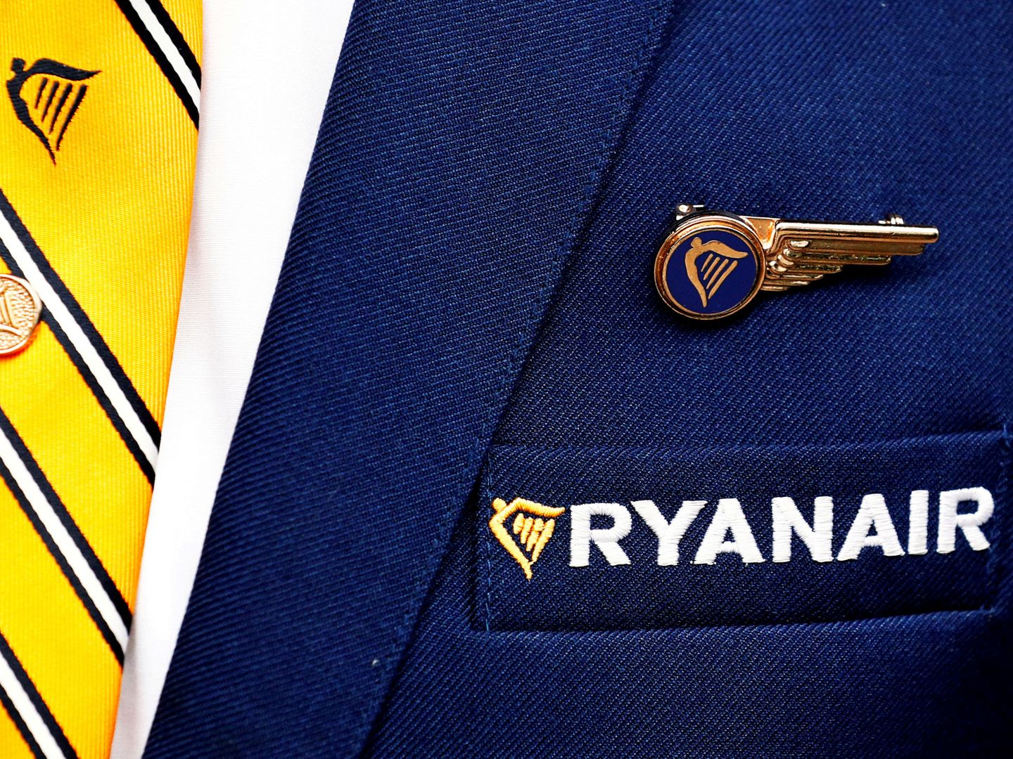 Detalle de la chaqueta de la tripulación de Ryanair. (EFE)   