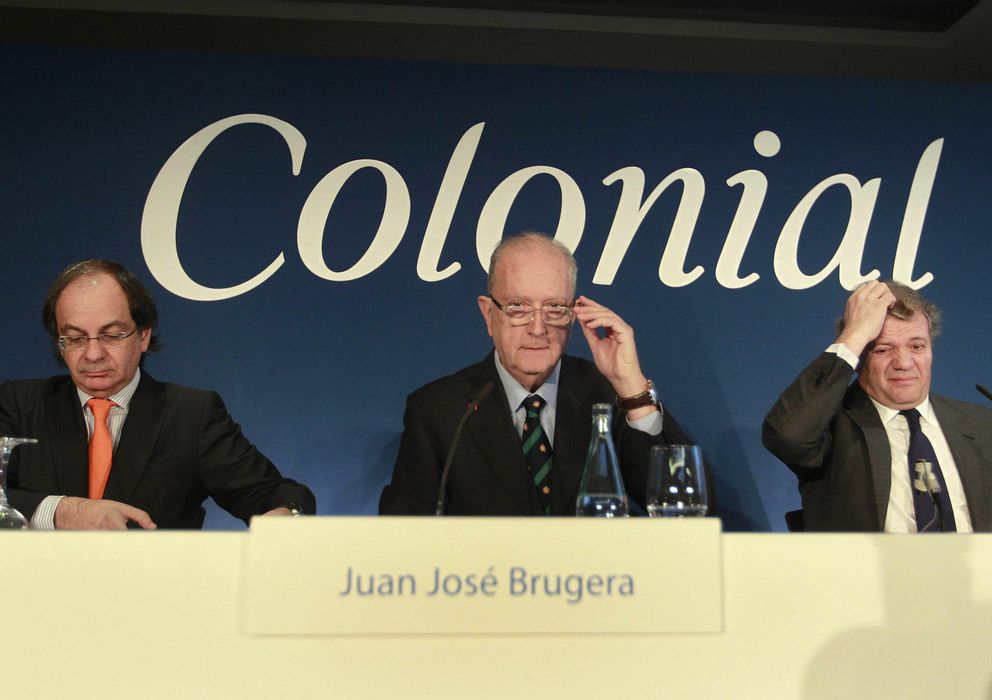 Foto: José Bruguera (c) presidente, Pere Viñolas, consejero delegado (i) y Francisco Palà del consejo de administración (d) de la inmobiliaria Colonial. (EFE)