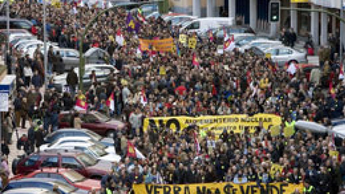 Miles de personas se manifiestan en Guadalajara en contra del almacén nuclear