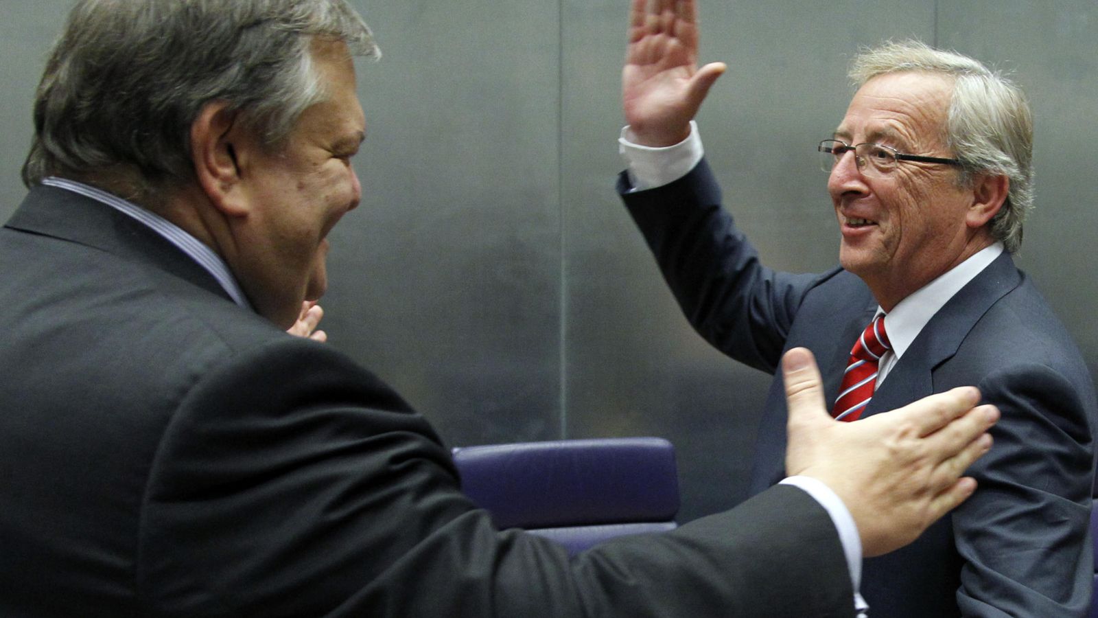 Foto: Jean-Claude Juncker saluda al antiguo ministro de finanzas de Grecia Evangelos Venizelos durante una reunión en Luxemburgo. (REUTERS/Francois Lenoir)
