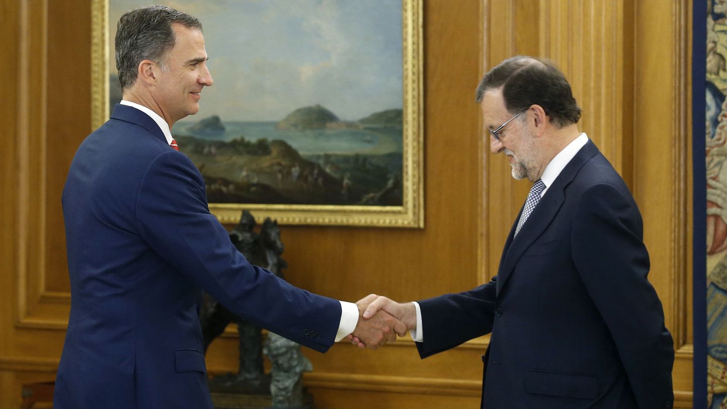 El rey Felipe VI recibe al presidente del Gobierno en funciones, Mariano Rajoy. (EFE)