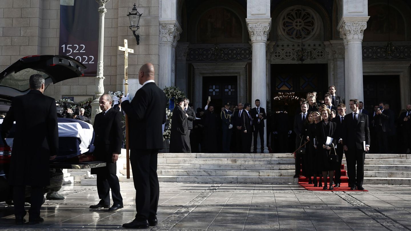 Miembros de la familia real griega, en el funeral del rey Constantino. (EFE/Yannis Kolesidis) 