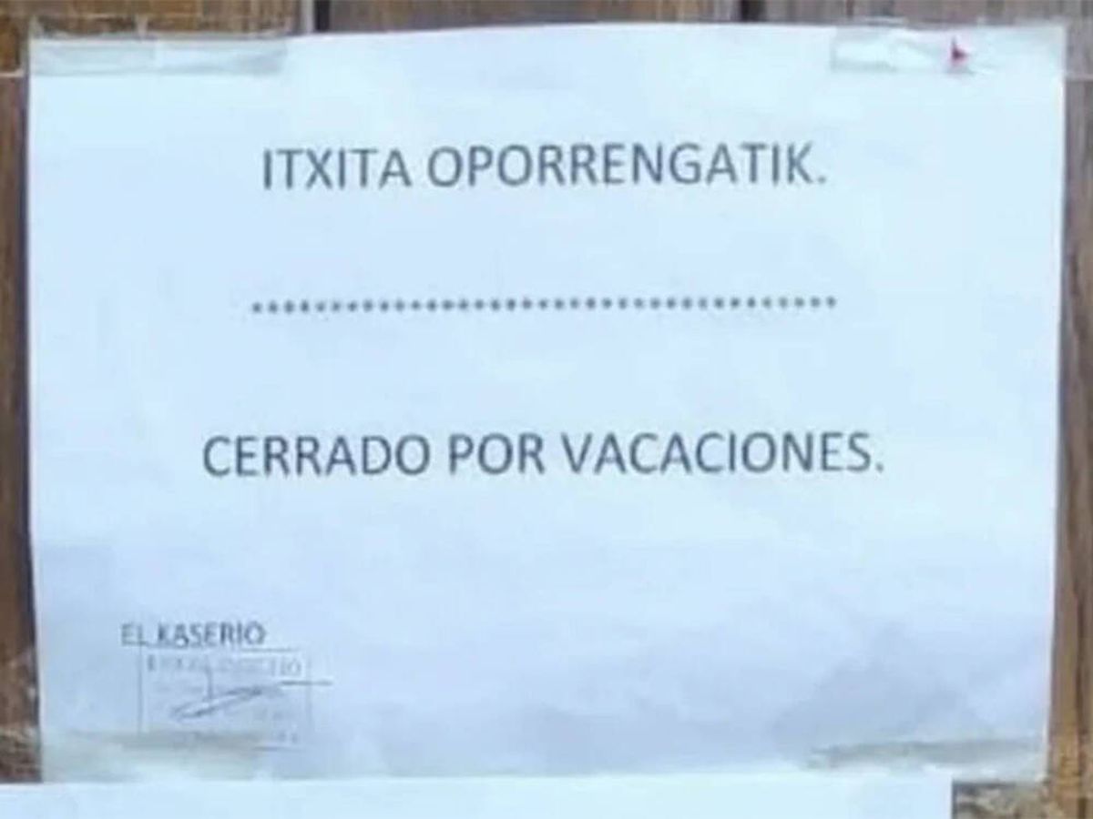 Foto: Un restaurante deja este cartel avisando de sus vacaciones y contestan con una nota llena de erratas (Twitter: @soycamarero)