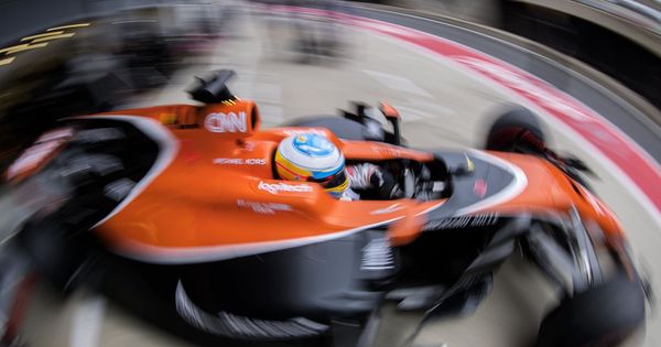 Foto: Alonso, saliendo del box de McLaren. (EFE)