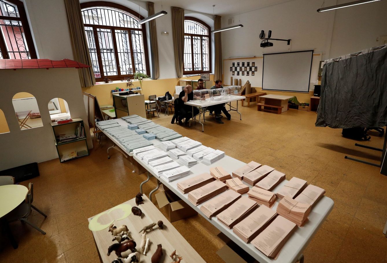 Todo preparado en un colegio electoral de Pamplona donde en unos minutos comenzaran los ciudadanos a ejercer su voto. (EFE)