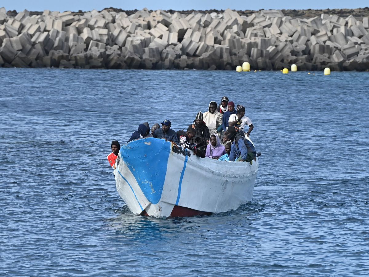Foto: Varios migrantes llegan al puerto de La Restinga el pasado 4 de febrero. (EP)
