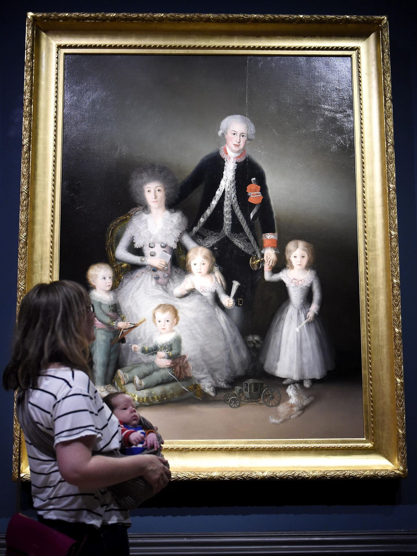 Una mujer mira 'Los duques de Osuna y su hijo' en la exposición dedicada a Goya (Efe)